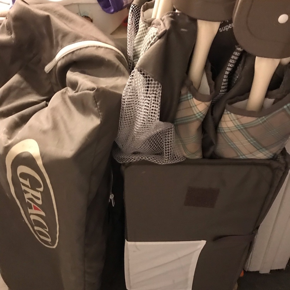 Graco pack & play - Picture 2 of 2